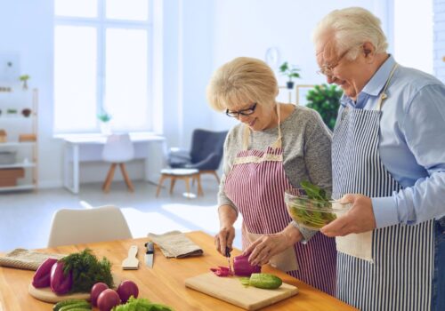 un homme et une femme participant à un groupe de cuisines collectives