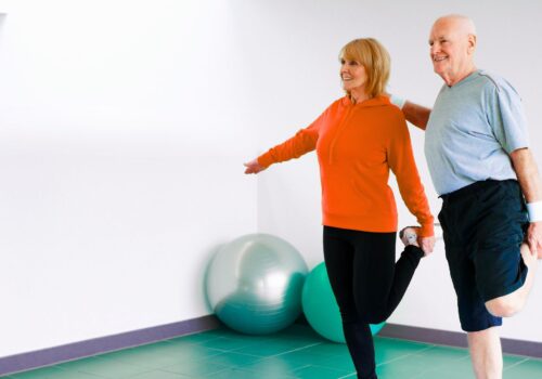un homme et une femme pratiquant leur équilibre