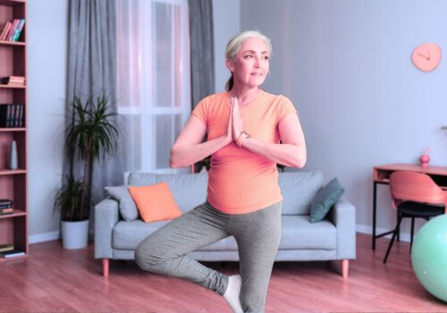 femme pratiquant sont équilibre en prévention des chutes