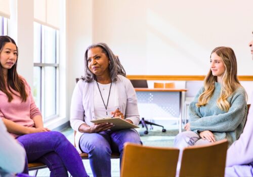 plusieurs personne participant à une groupe de soutien