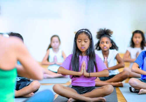 un groupe de jeunes ados s'initiant aux saines habitudes de vie