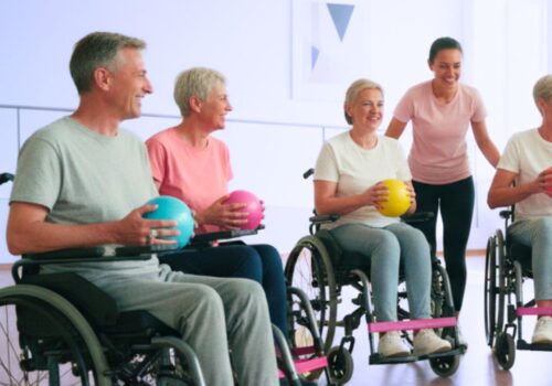 groupe de personne à mobilité réduire faisant des mouvements adaptés à leur condition