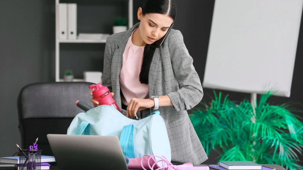 Femme se préparant pour faire de l'activité physique dans son horaire 9 à 5
