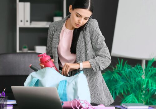 Femme se préparant pour faire de l'activité physique dans son horaire 9 à 5