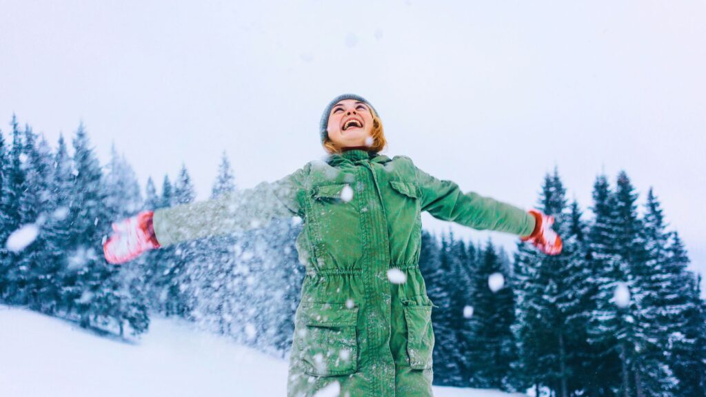 femme profitant de l'hiver pour bouger en douceur