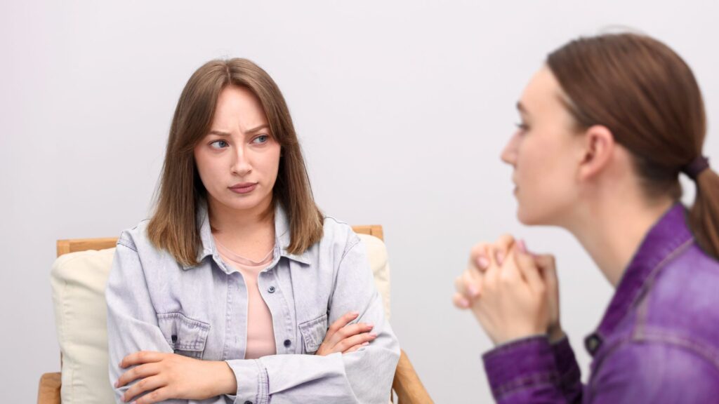 deux femmes discutent pour s'excuser