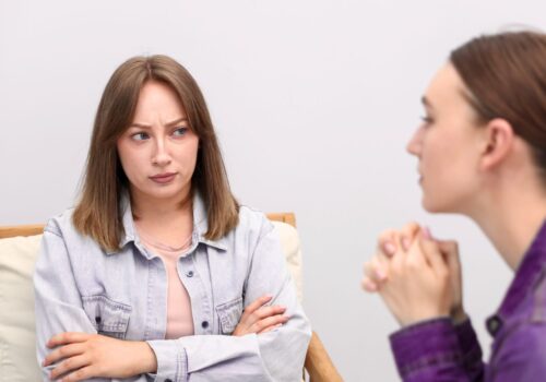 deux femmes discutent pour s'excuser