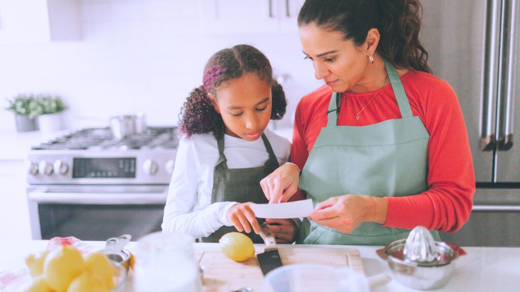 maman en train d'initier son enfant à la cuisine en faisant une recette